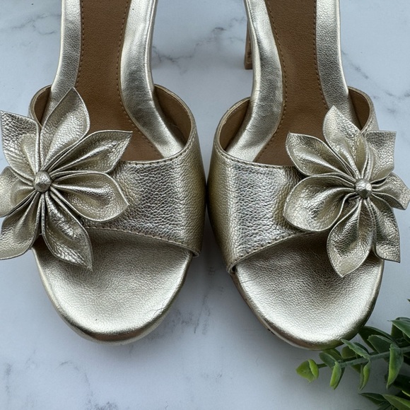 Soft shoes - gold flower - high heels- like new - size 7.5 - Picture 4 of 8